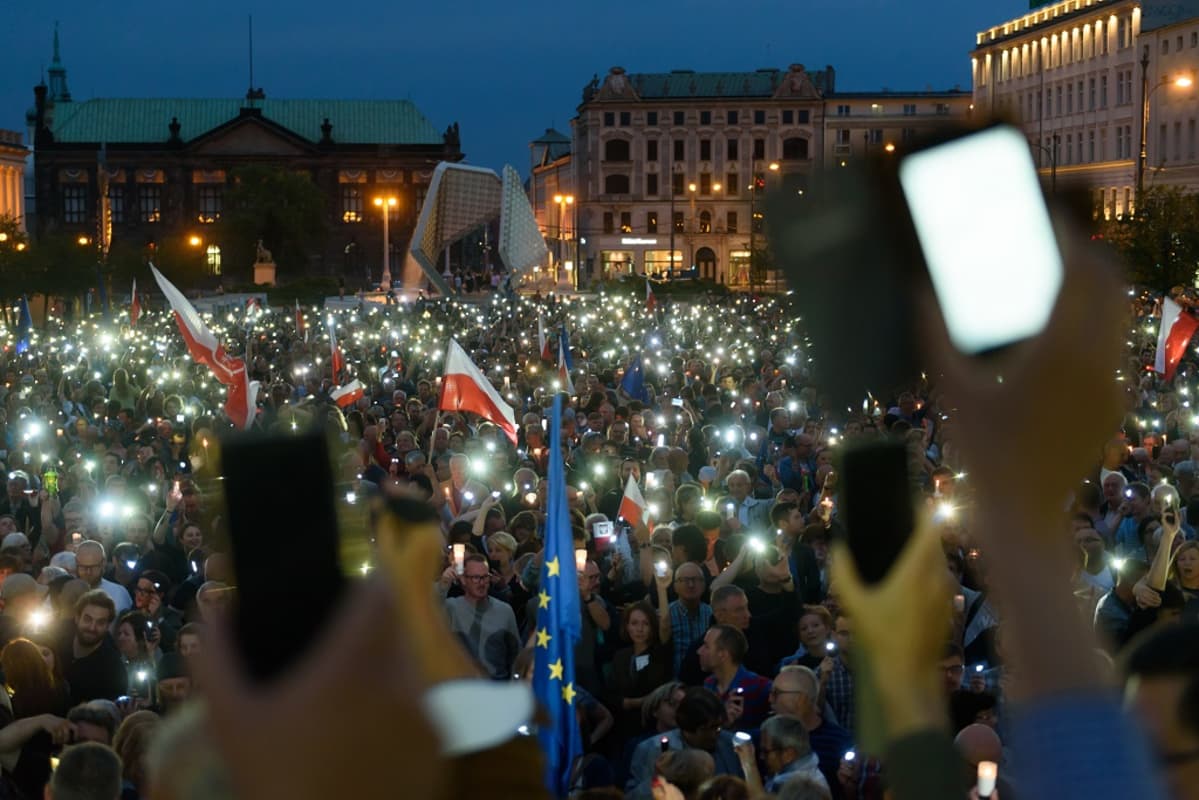Ihmiset osallistuivat protestiin Puolassa 16. heinäkuuta 2017.