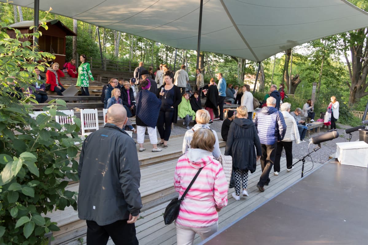 Yleisöä menossa Järvenpään kesäteatteriin.