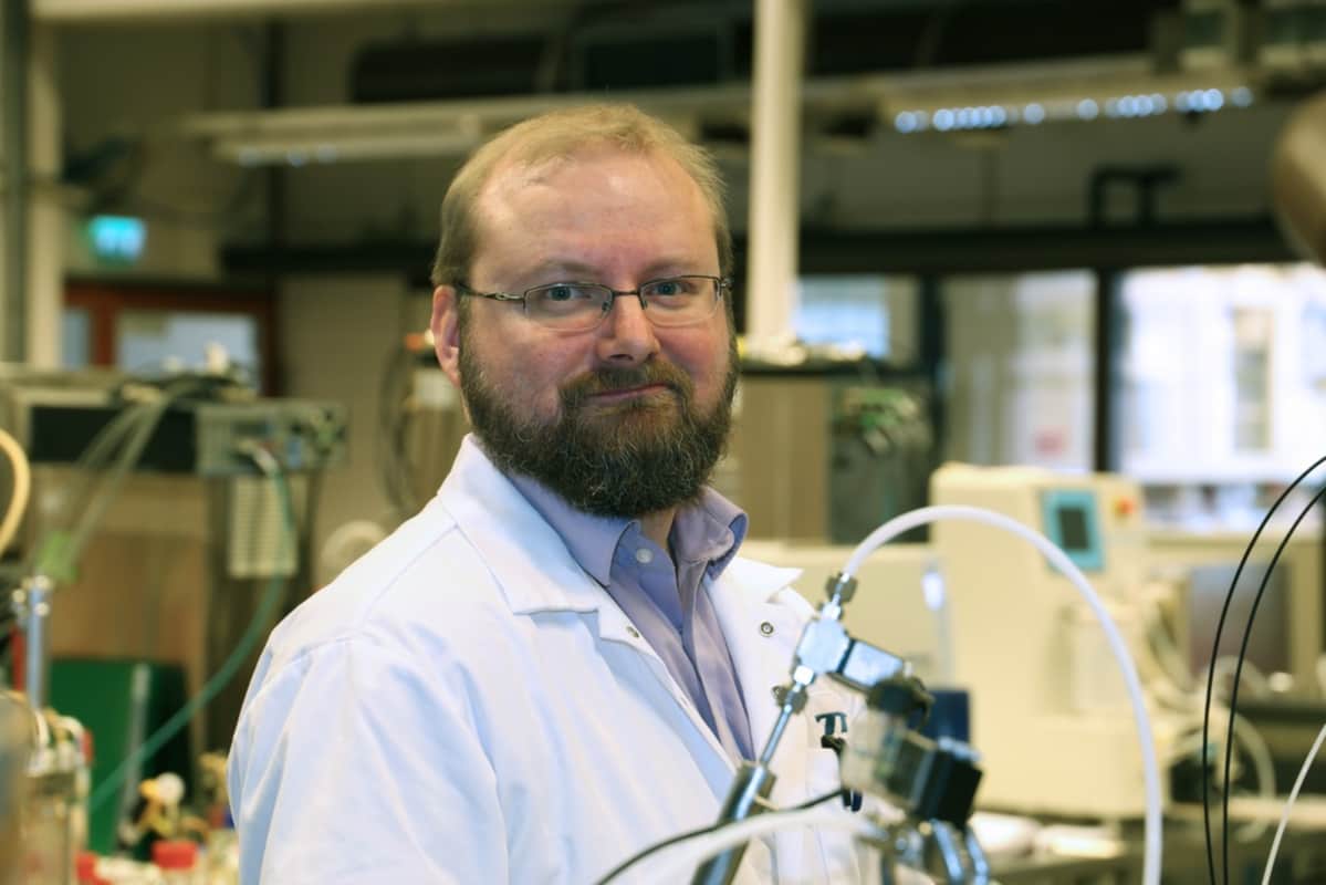 Juha-Pekka Pitkänen laboratoriolaitteiden äärellä.