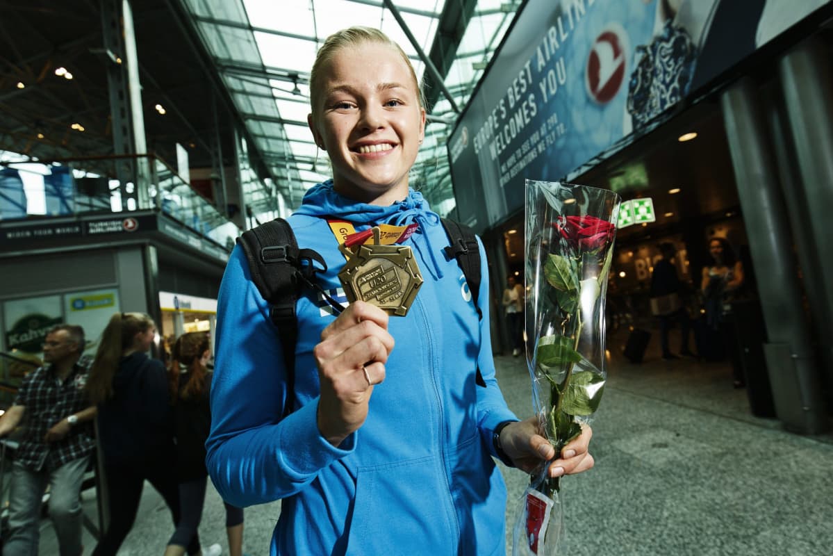 Wilma Murto EM-pronssimitali kaulassa.