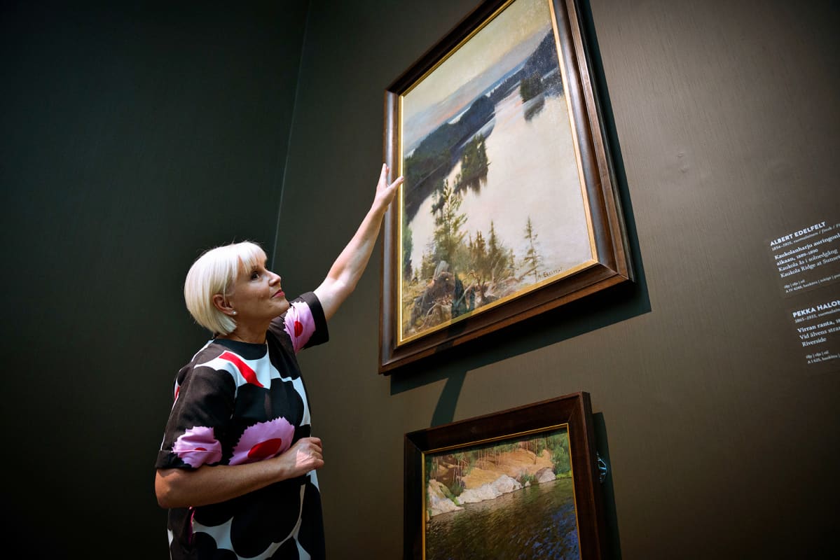 Seija Paasonen Ateneumissa. Ylimpänä seinällä on Albert Edelfeltin teos "Kaukolanharju auringonlaskun aikaan".