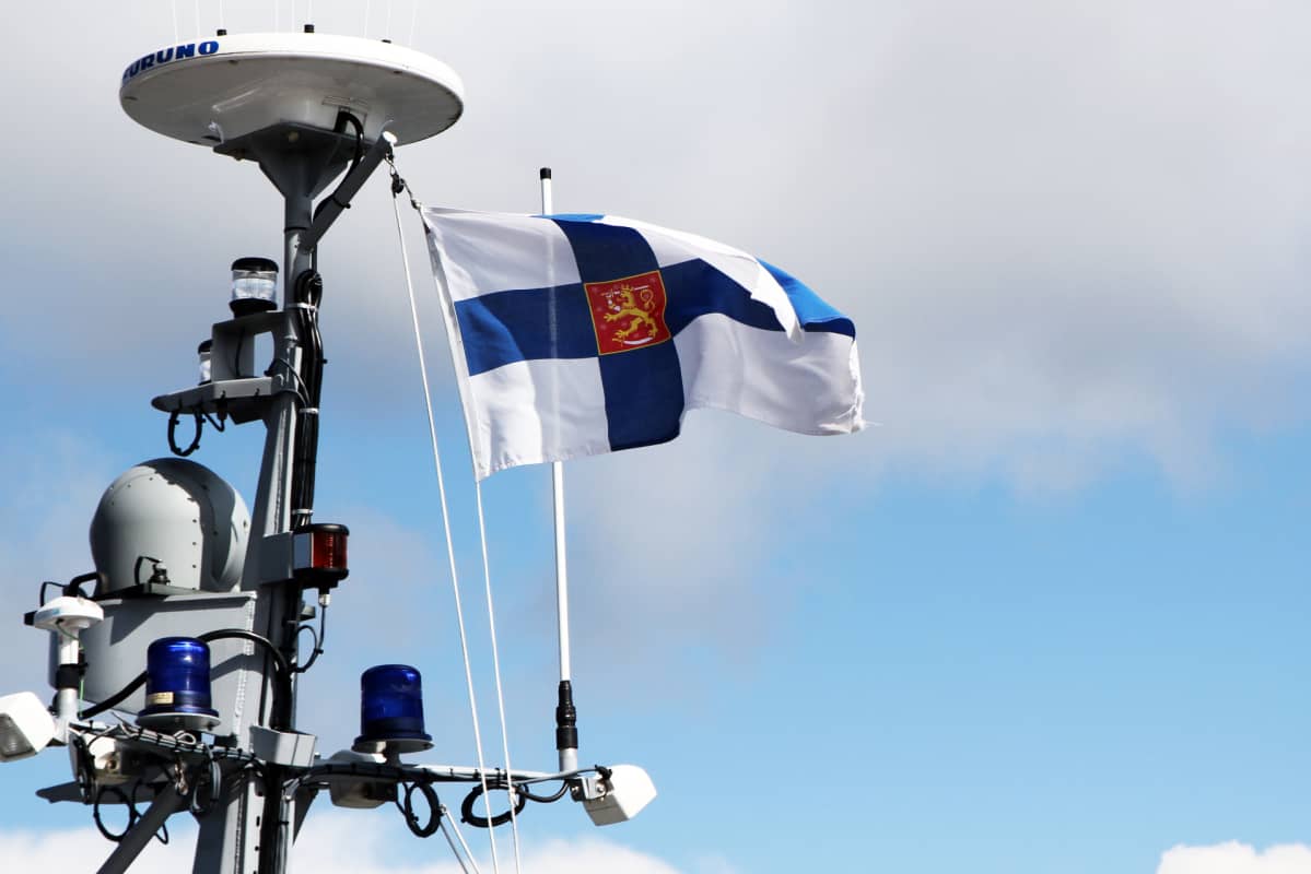 Valtiolippu merivartioston veneessä