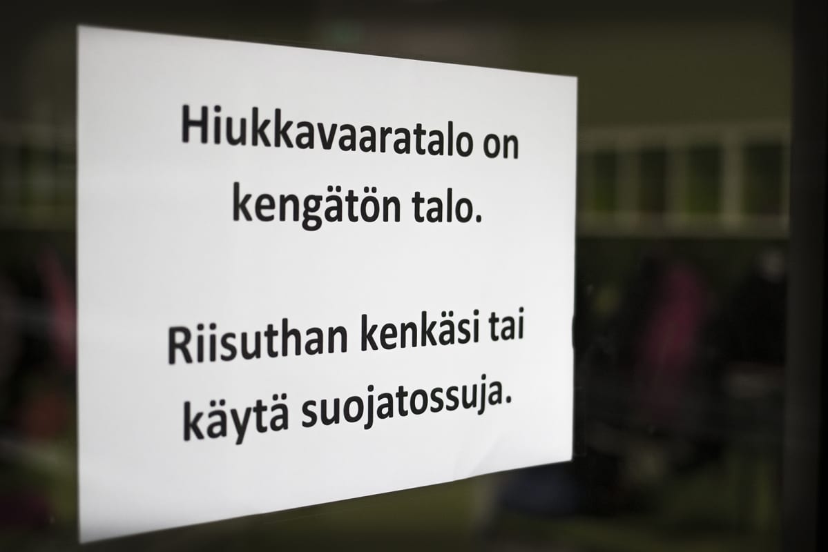 Kyltti Hiukkavaaratalon ikkunassa.