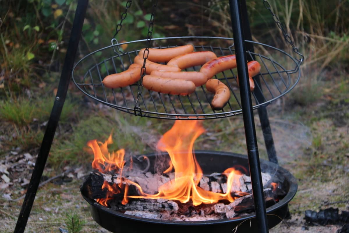 Makkaroita paistuu grillin tulen loimussa.