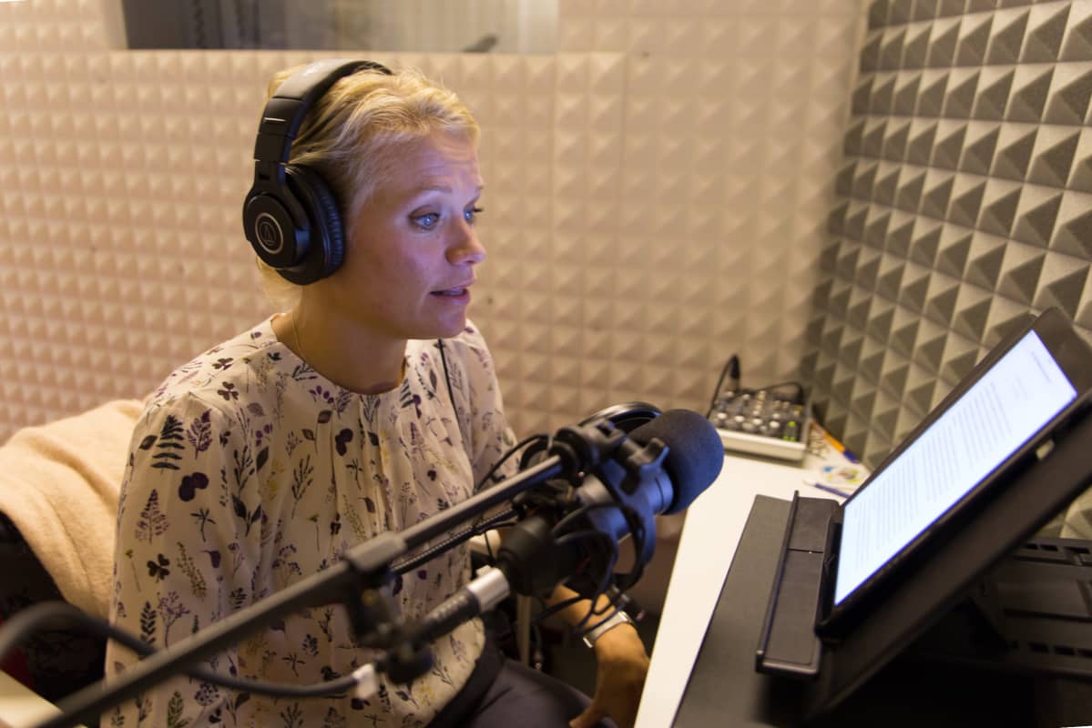 Maaret Kallio lukee kirjaansa äänitysstudiolla.
