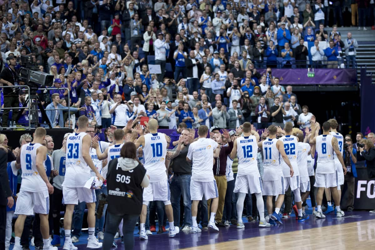 Susijengi kiittää katsojia viimeisen lohko-ottelun jälkeen.