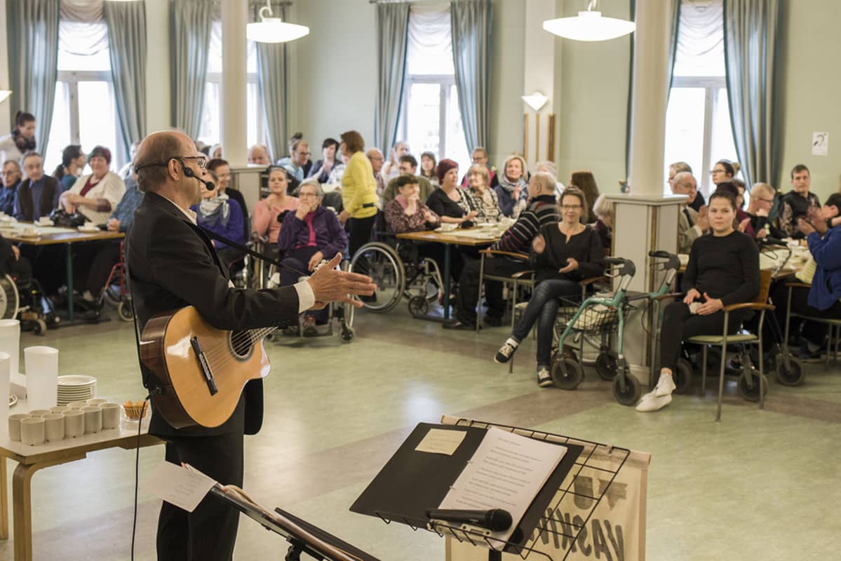 Oulun Aleksinkulma täyttyi kuuntelijoista Jouni Kokkoneimen sadannessa konsertissa vuonna 2017.