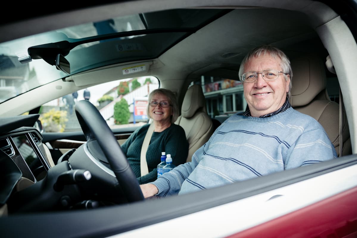 Laila ja Sven Gustavsen istuvat autossa.