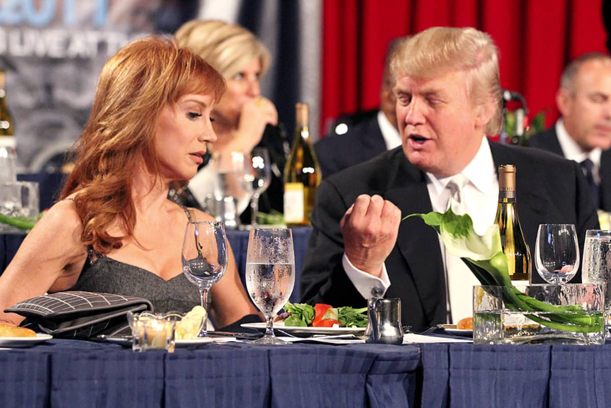 Kathy Griffin Donald Trumpin kanssa illallisjuhlissa vuonna 2011.