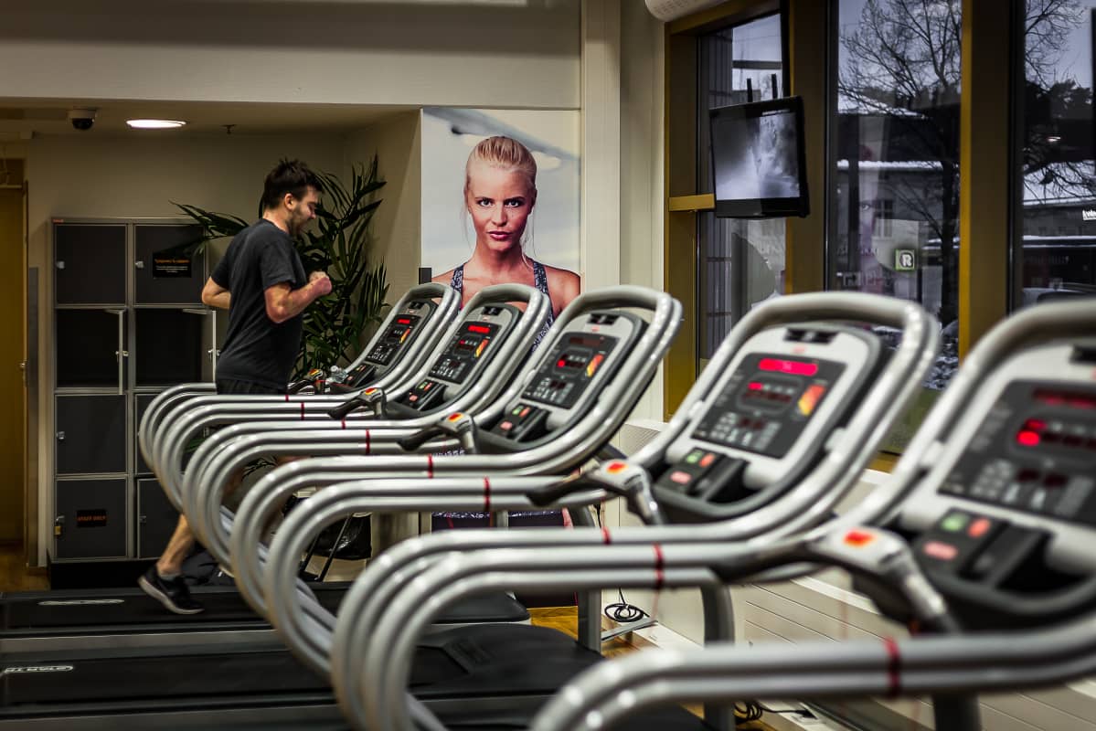 Man springer på löpband på gym