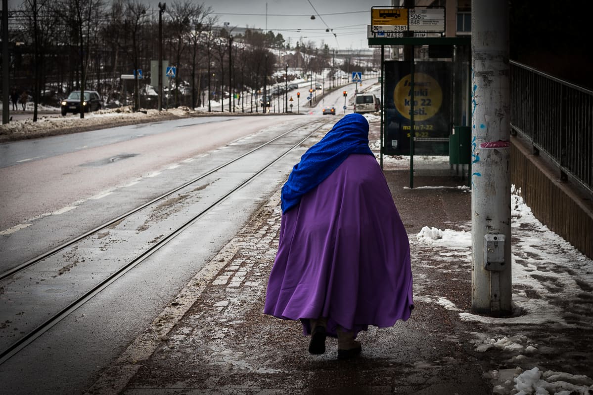 Invandrarkvinna på gata