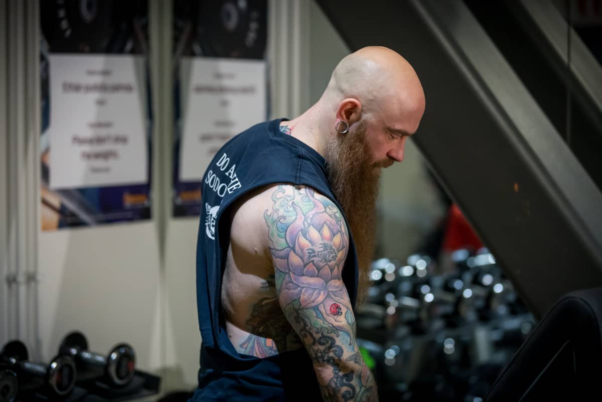 Lahtelaisen The Clinic -tatuointiliikkeen omistaja, lävistäjä ja kuntosalitreenaaja Teemu Almén, Kuntosali Fressi, Lahti, 12.2.2018.