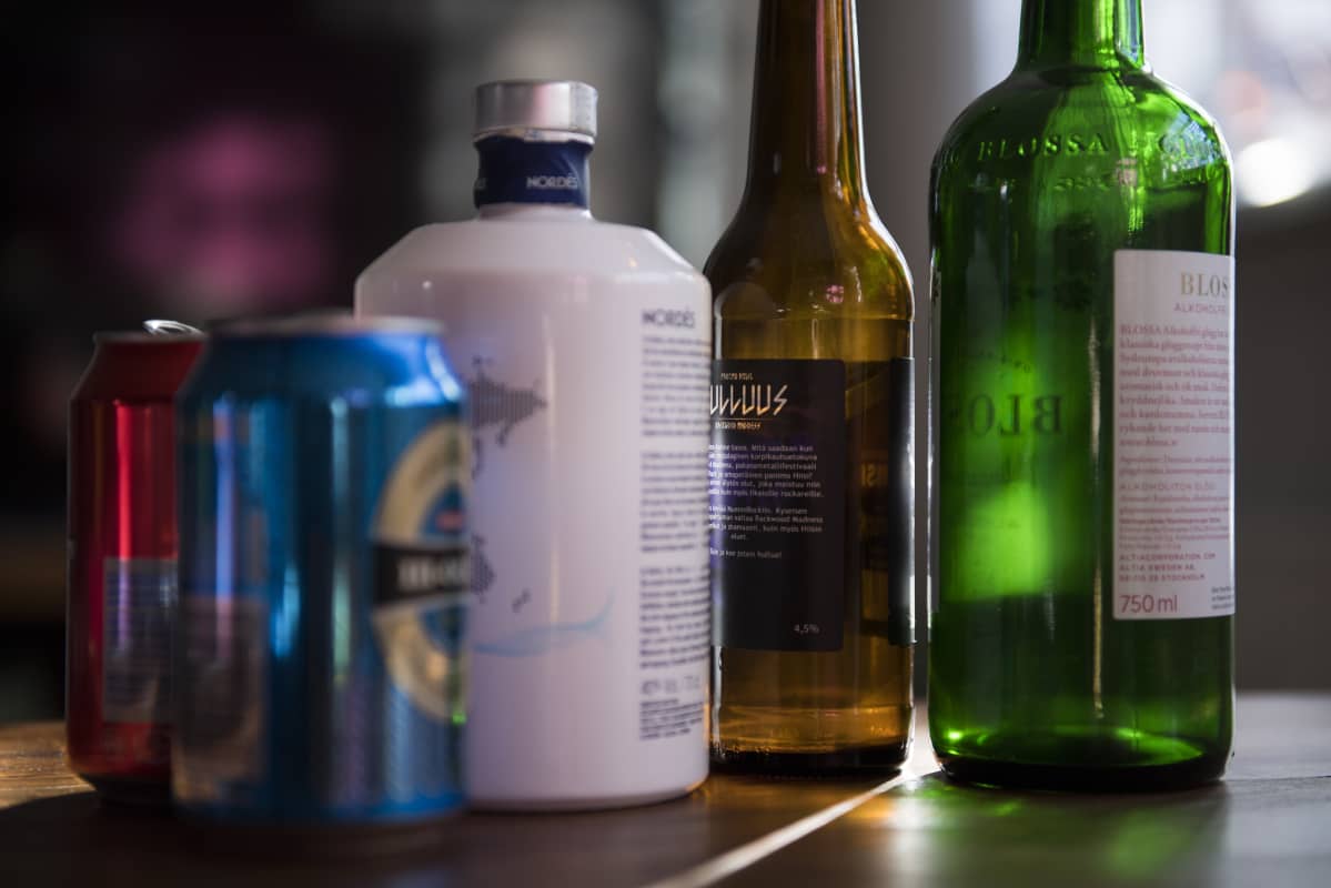 Alkoholipulloja pöydällä