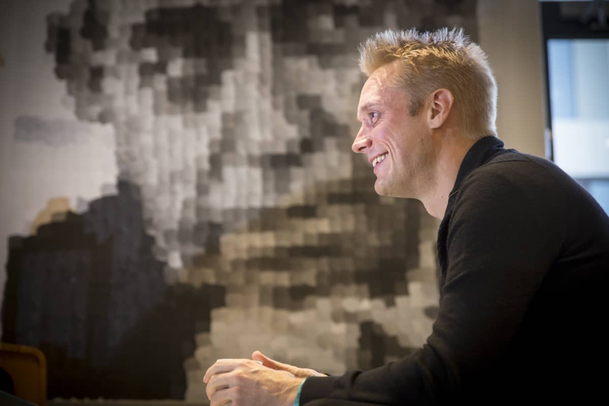 Kristian Segerstråle kahvilassa.