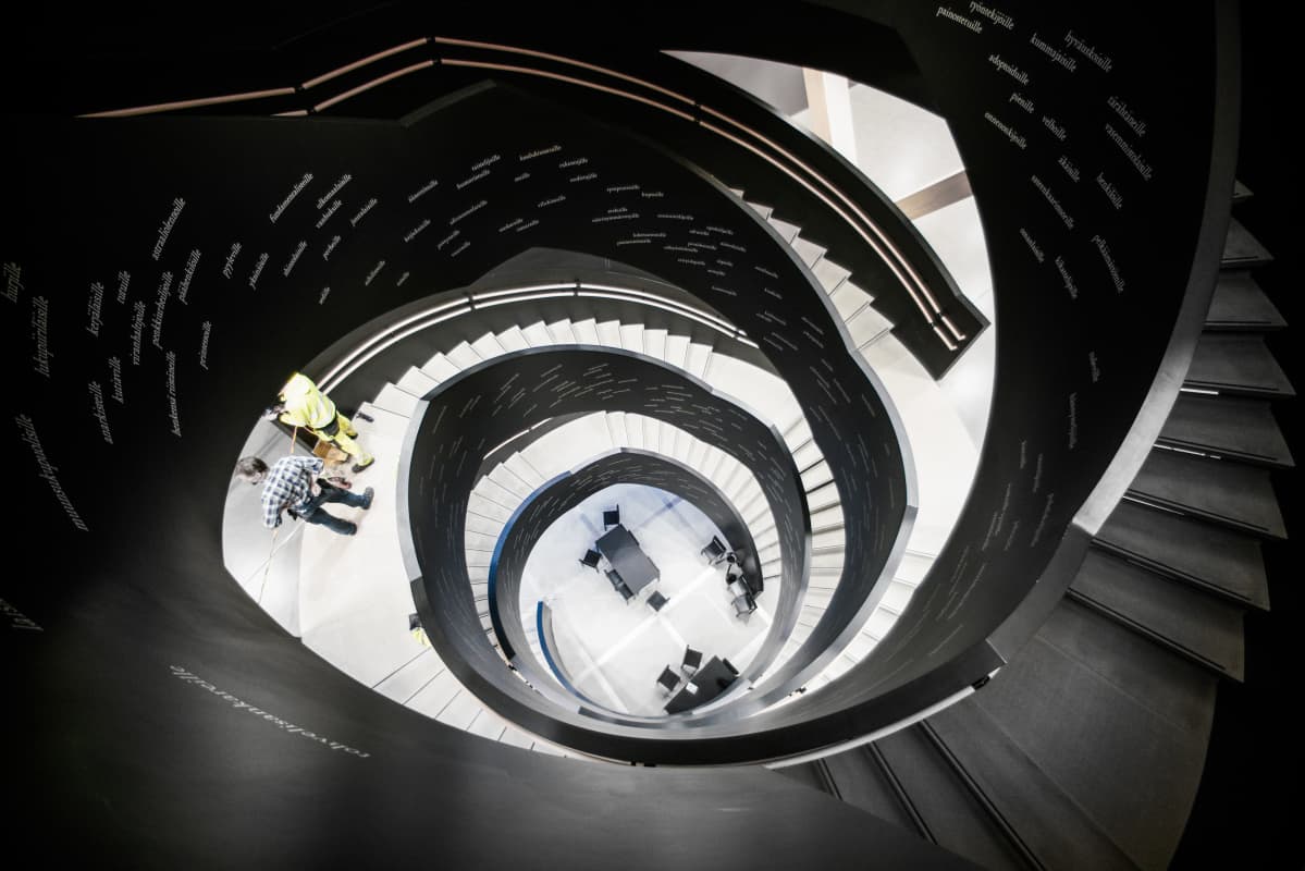 En spiraltrappa fotograferad uppfrån.