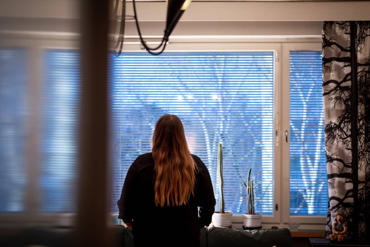 Kuvassa anonyymi nainen kotona olohuoneessa, 11.1.2019.