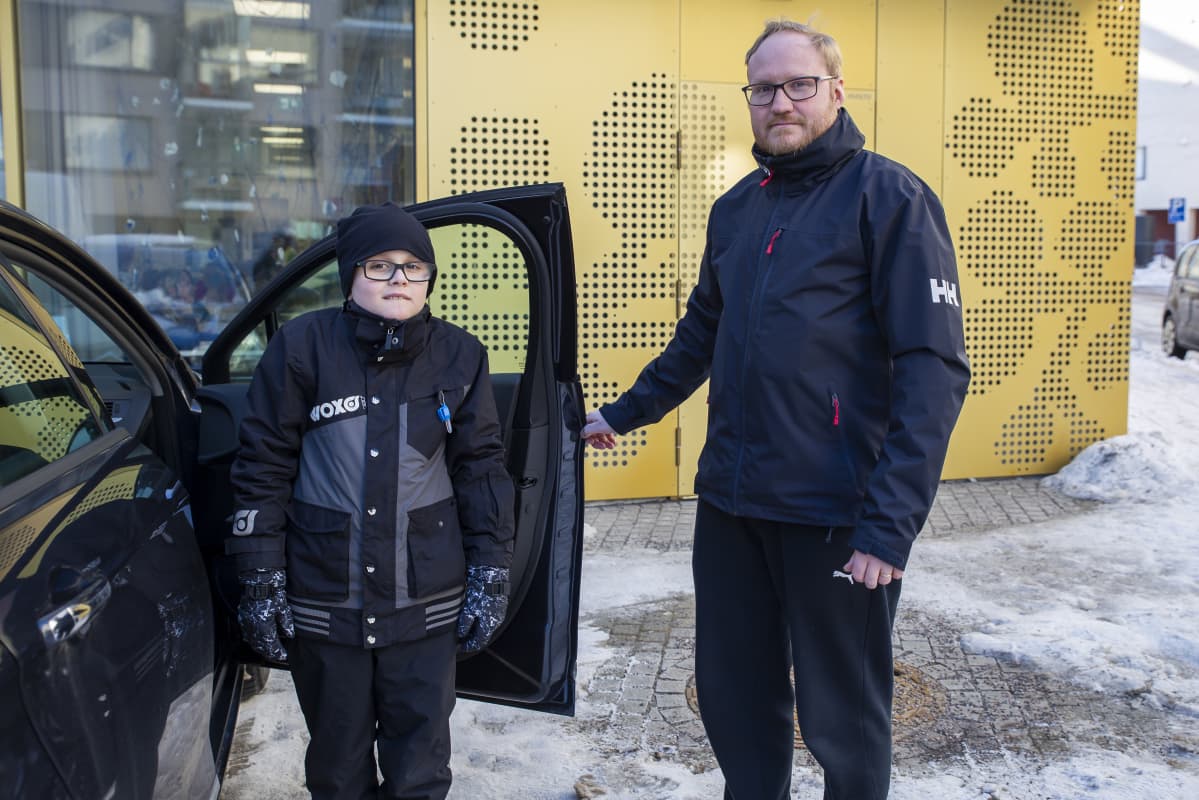 Markku Villman on hakemassa Tiitus-poikaansa koulupäivän jälkeen.