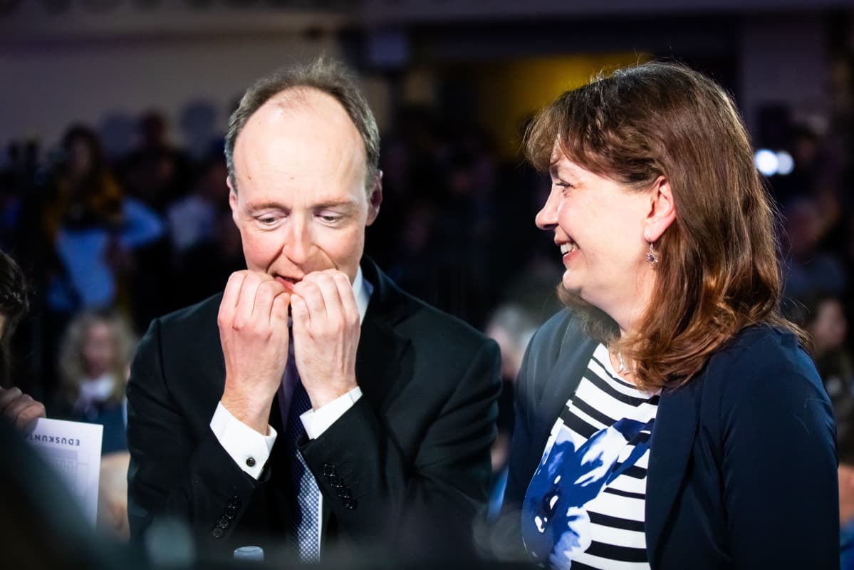 Eduskuntavaalit 2019. Perussuomalaisten vaalivalvojaiset. Riikka Slunga-Poutsalo ja Jussi Halla-aho jännittävät ennakkoääniä.