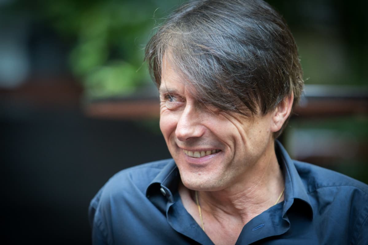 Brett Anderson lähikuvassa.