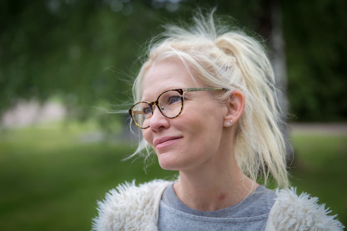 Linda Lampenius Iitin kirkon pihalla.