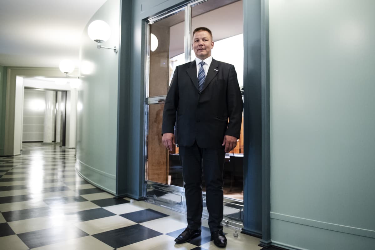 Juha Mäenpää Eduskunnan käytävällä.