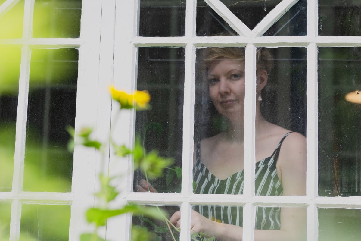 Kirjailija Marianna Kurtto Eeva Joenpellon kirjailijakodin verannalla.
