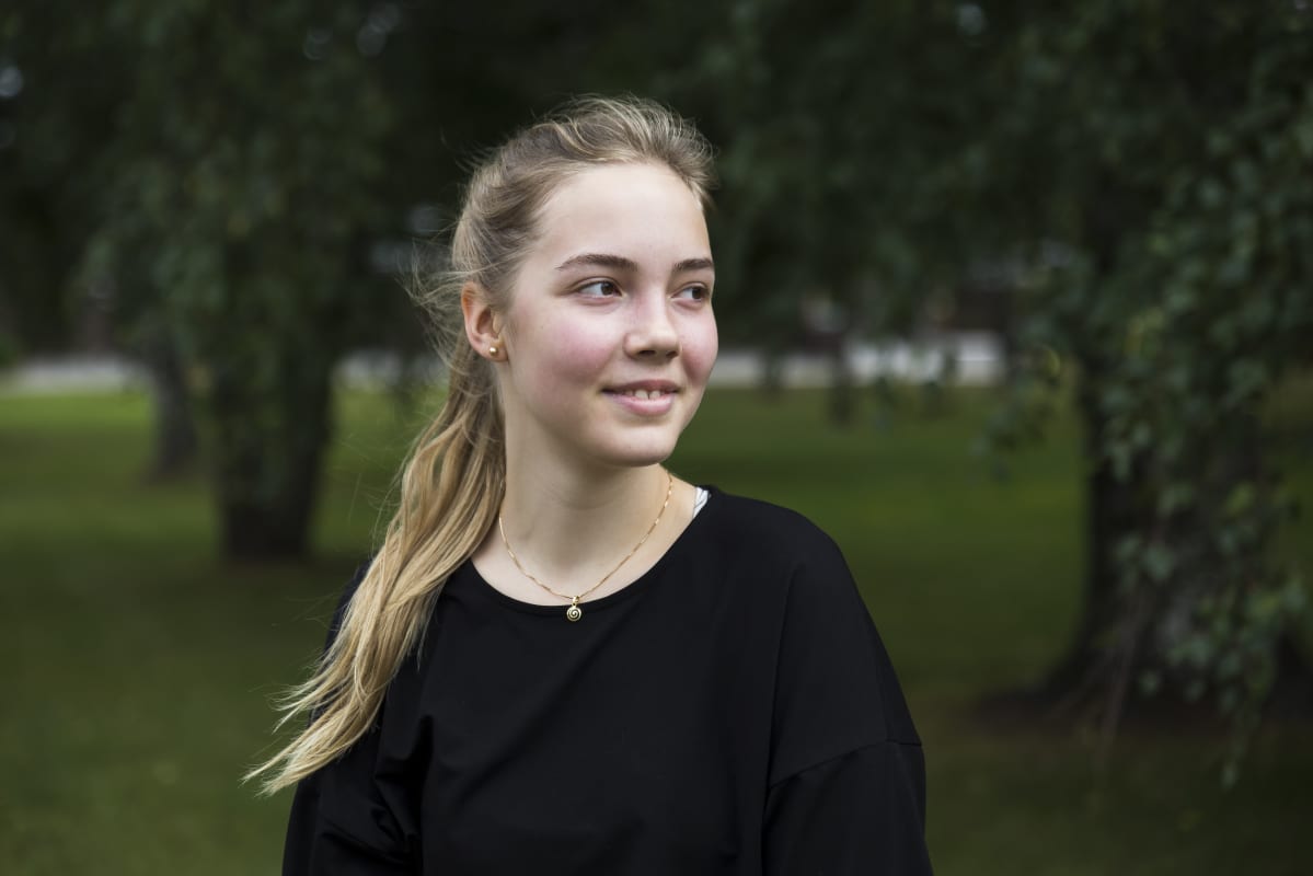 Saana katselee puistossa oikealle.