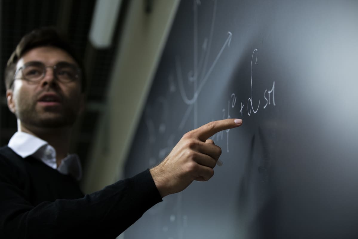 Johns Hopkins Universityn Physiikan ja astronomian laitoksen tutkijaprofessori Tommi Tenkanen esittelee kehittämäänsä kaavaa Helsingin Yliopiston Physicumissa 2019 elokuussa