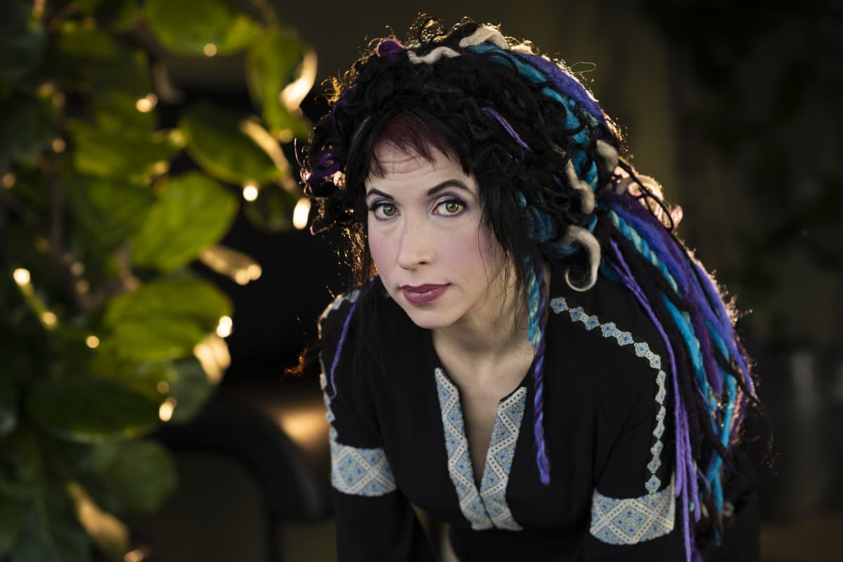 Sofi Oksanen hotellissa.