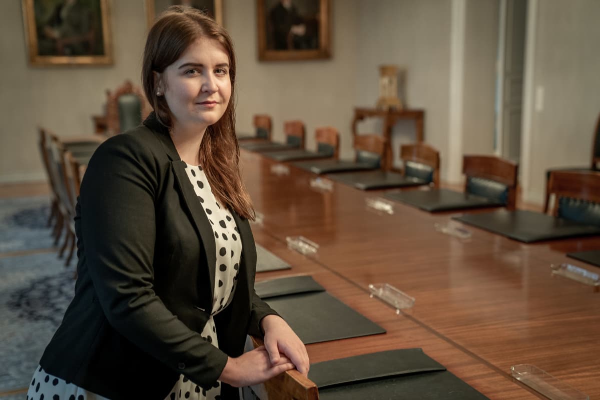 Linnea Viherkenttä Korkeimman oikeuden täysistuntosalissa