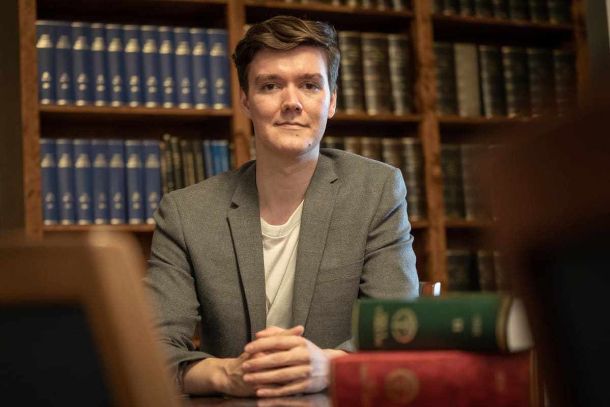 Sakari Saari Korkeimman oikeuden kirjastossa
