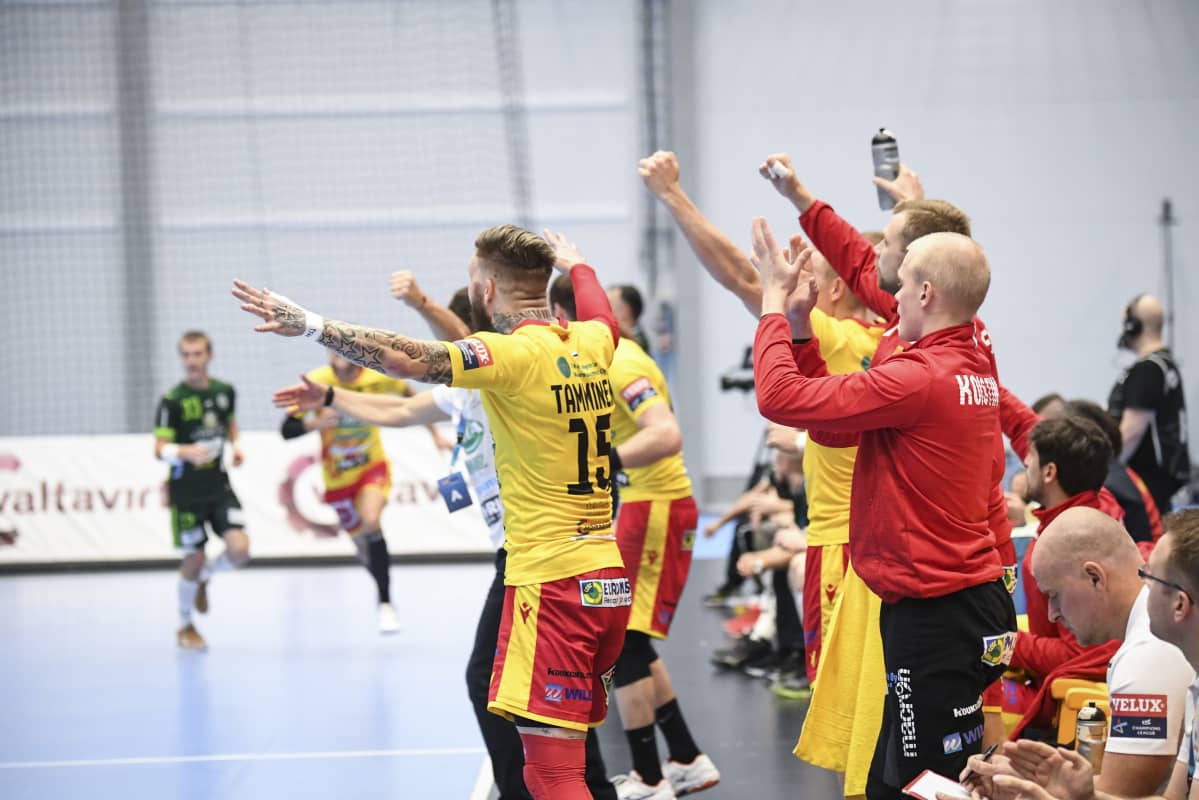 Cocks spelarbänk jublar.