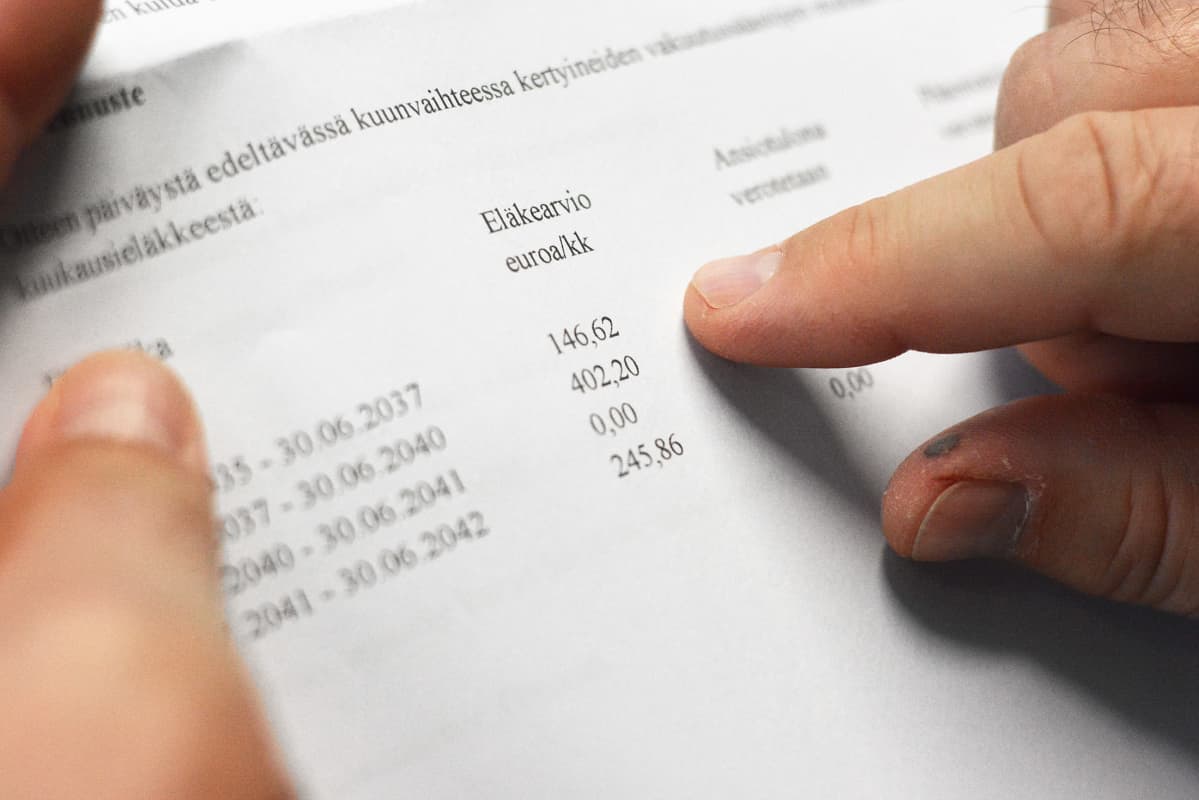 Mies tutkii eläkearviotaan.