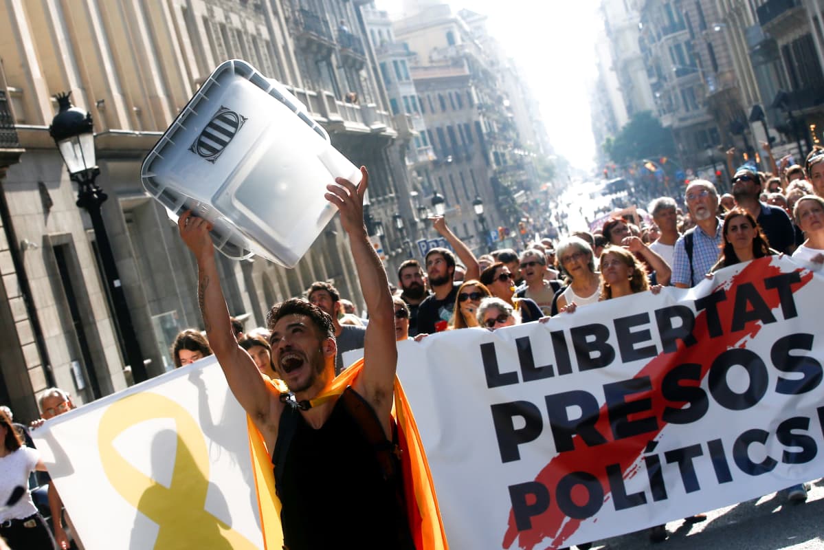 Demonstranter i Barcelona blockerar gator i protest mot domarna mot de katalanska separatistledarna.