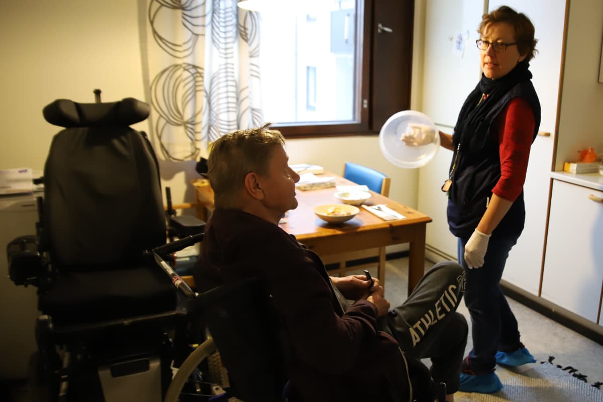 Kotihoitaja Raija Riikonen keittiössä.