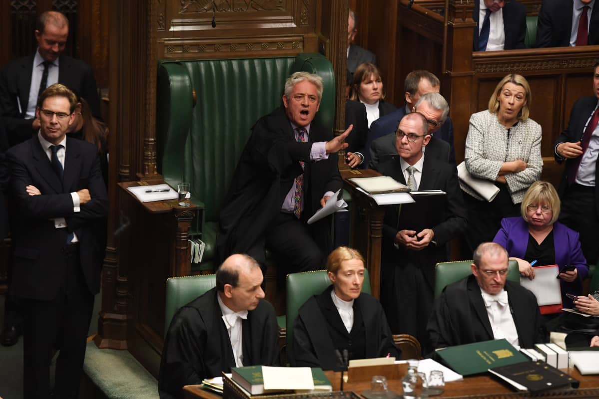 Puhemies John Bercow käsi pystyssä ja suu auki alahuoneessa.