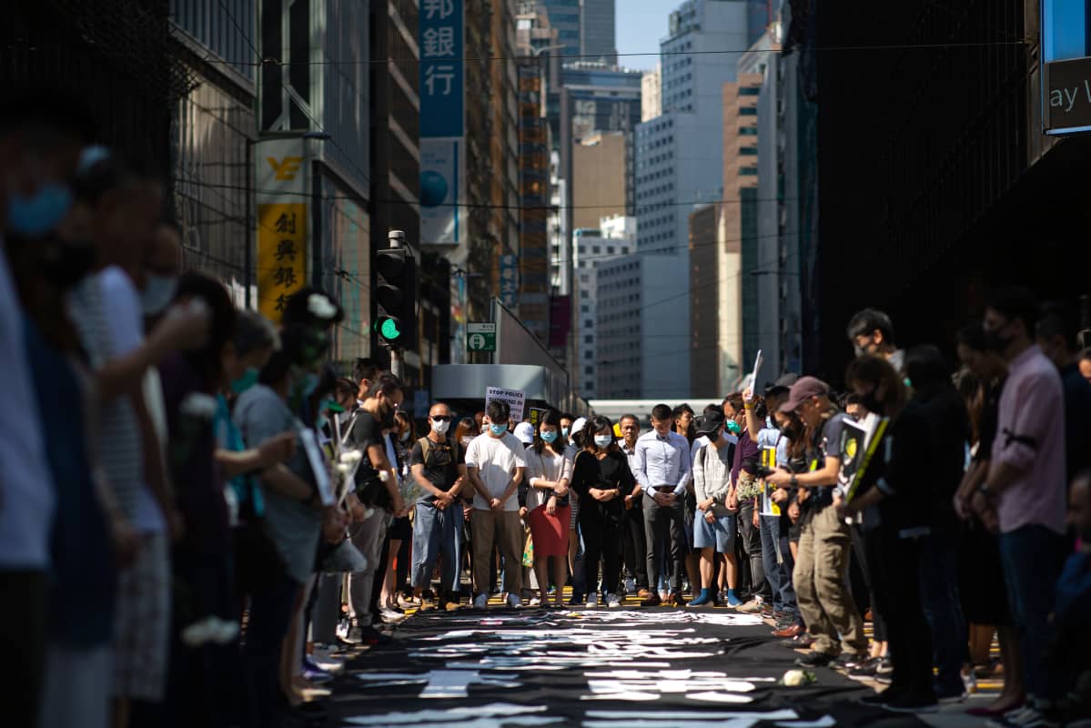 Hongkongin keskustassa mielenosoittajat hiljentyivät minuutiksi kunnioittamaan perjantaina kuolleen opiskelijan muistoa.