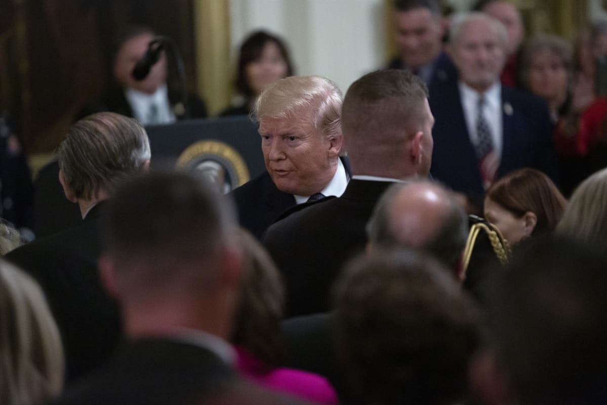 Donald Trump ihmisten ympäröimänä.