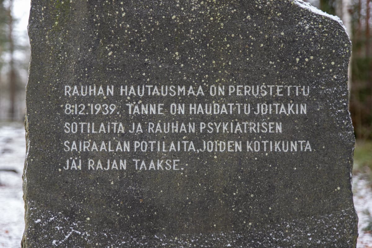 Rauhan hautausmaan muistomerkki.