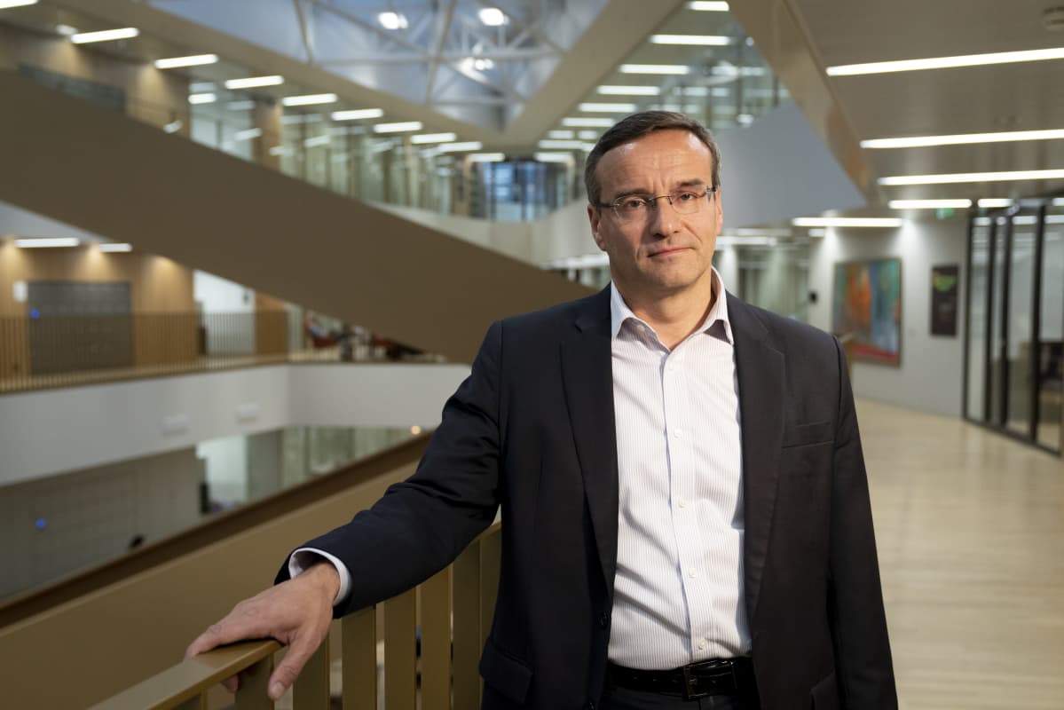 Aalto yliopiston laskentatoimen professori Teemu Malmi Otaniemen kampuksella.
