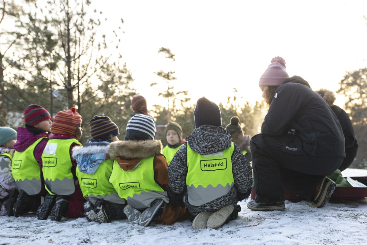 Päiväkotiryhmä ulkoilee