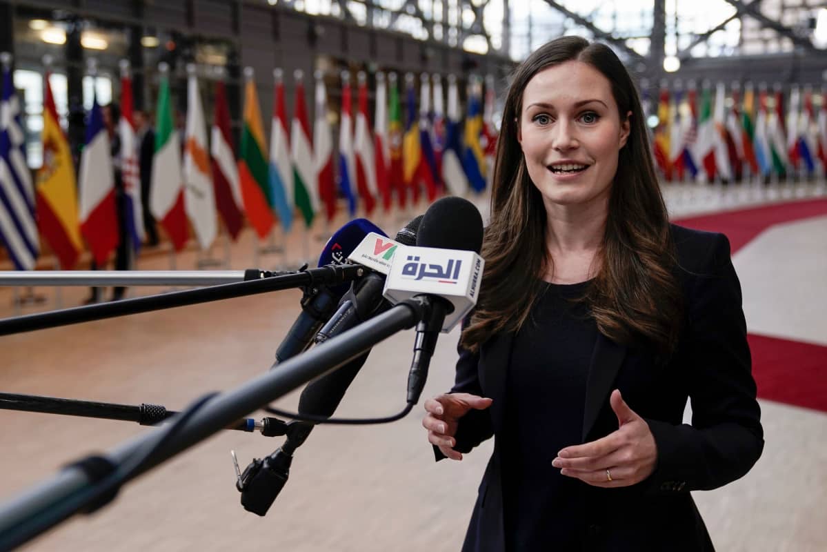 Statsminister Sanna Marin svarar på journalisters frågor i Bryssel.