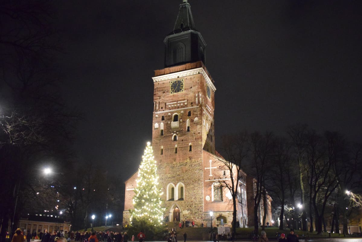 Turun tuomiokirkon joulukuusi jouluvalaustuksessa.