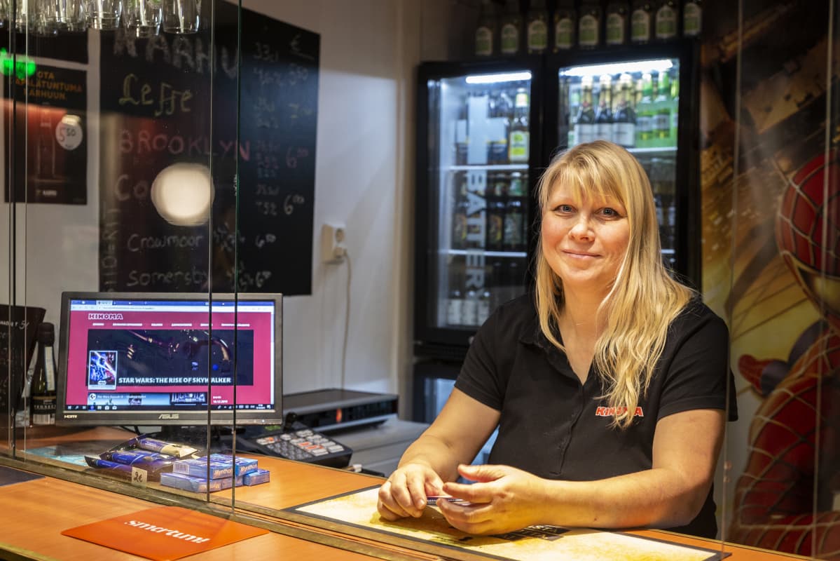 Elokuvateatteri Kinoma Hyvinkäällä, kassalla Niina Lukkarinen