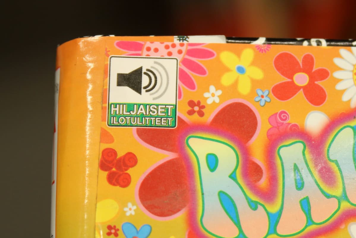 "Hiljaiset ilotulitteet" -tarra ilotulitepadassa.