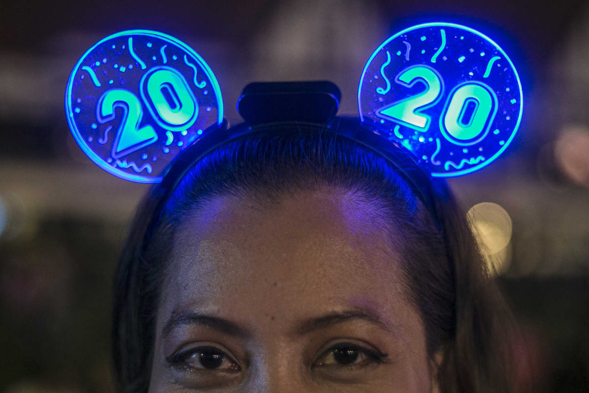 Nainen päässään siniset 2020-valot.