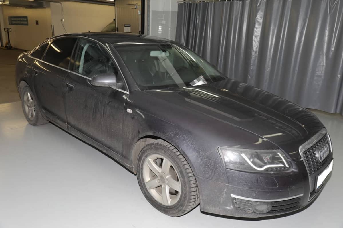 Musta Audi-henkilöauto.