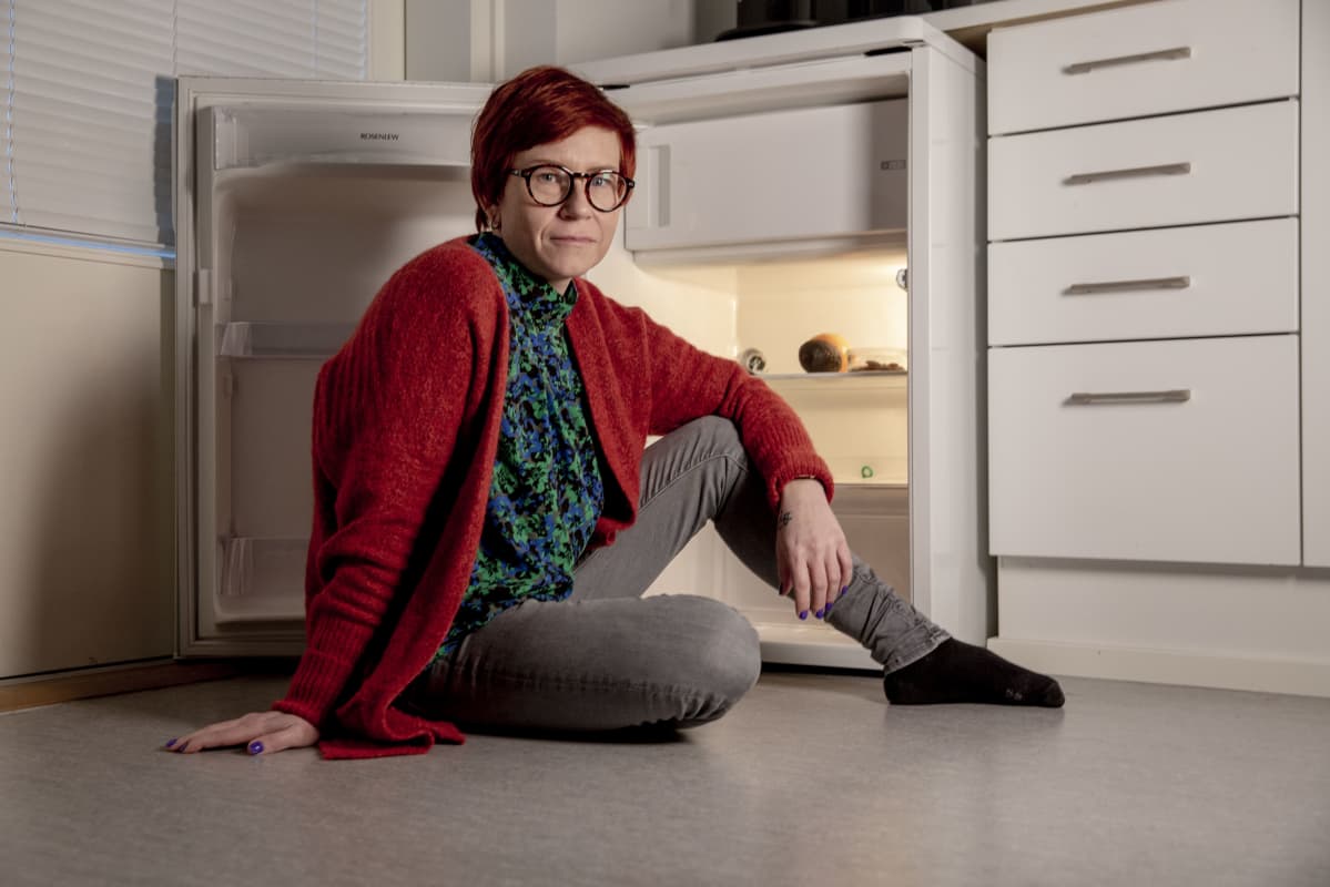 Satu Launonen-Tiala avonaisen jääkaapin edustalla