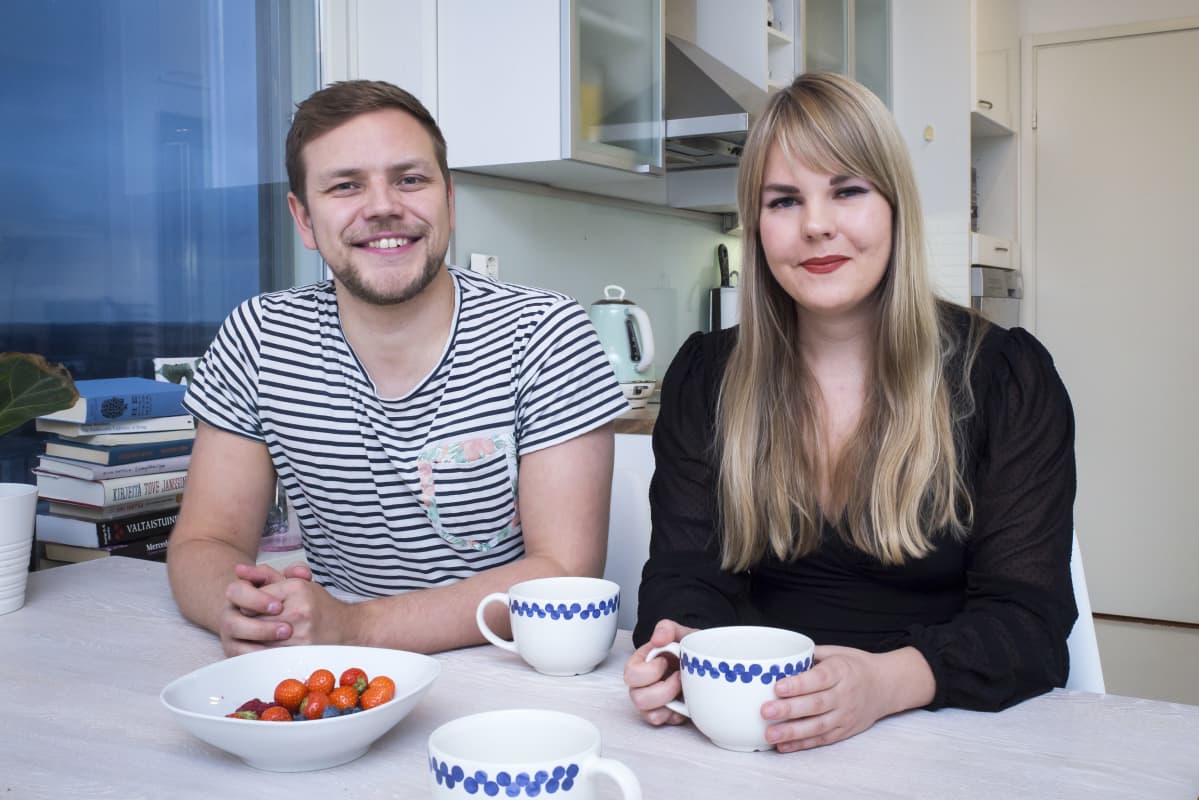 Jaakko Mustakalli ja Alviina Alametsä istuvat keittiön pöydän ääressä