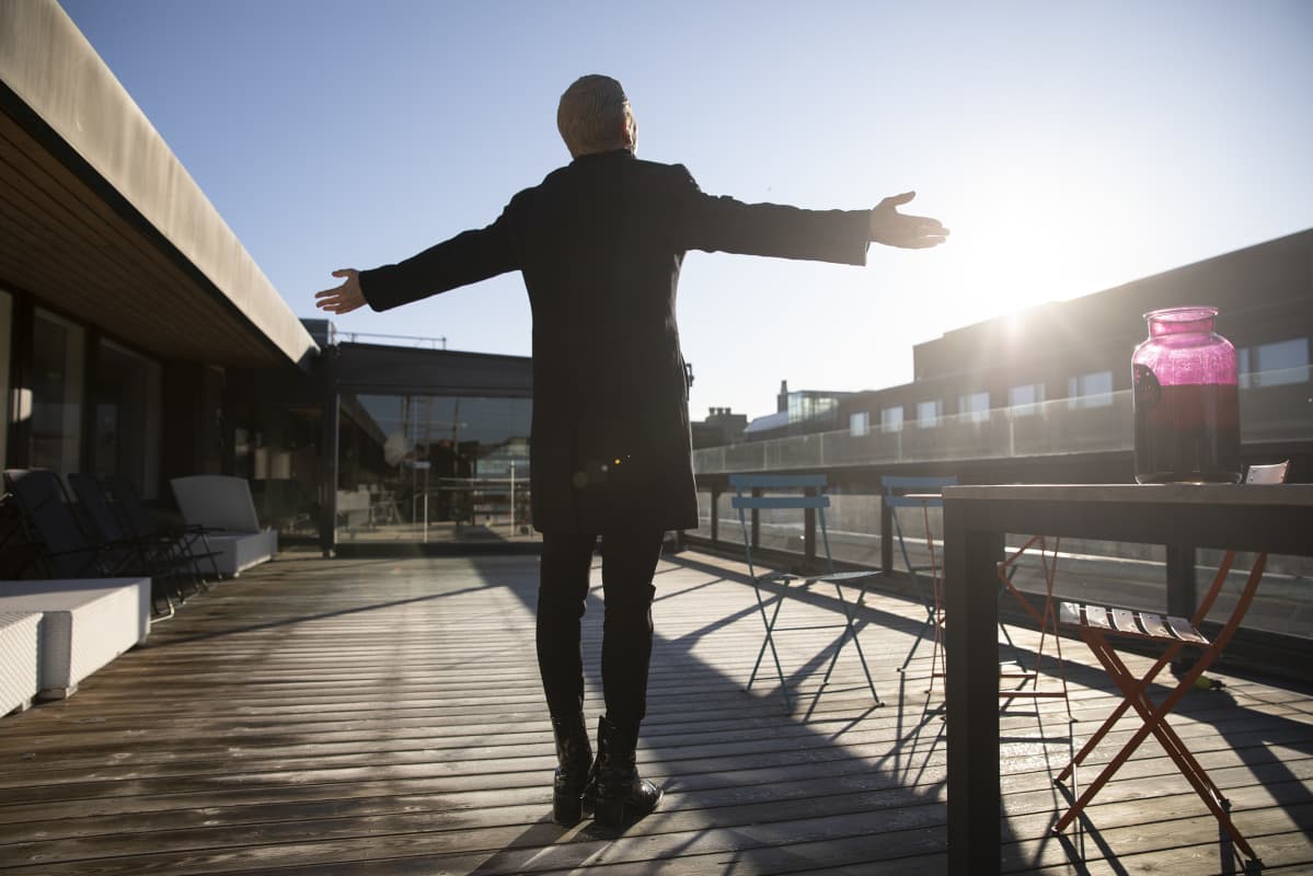 Antti Tuisku poseeraa kädet sivulla